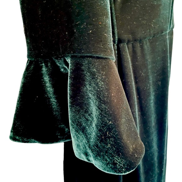 Womens dress green velvet with bell sleeves size 8. Perfect for the holidays. - Picture 3 of 5